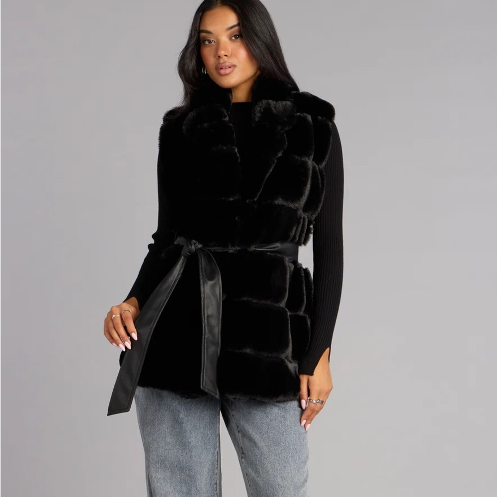 Amisu Black Faux Fur Vest